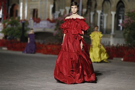 desfile dior sevilla en directo|El desfile de Dior Crucero 2023 en directo desde Sevilla .